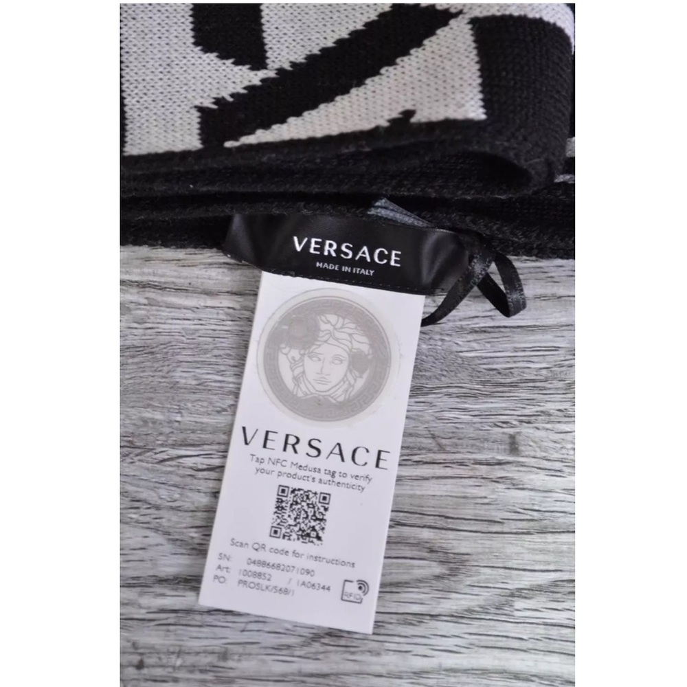 Versace La Greca Greek Key Long Scarf in Black and White Wool Unisex - Picture 4 of 8